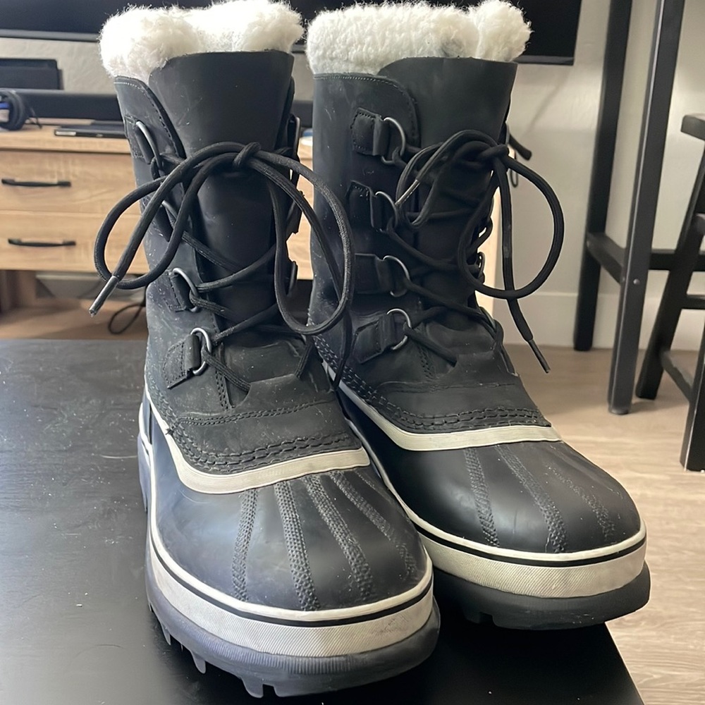 Like New- Sorel Caribou Boot size 9.5